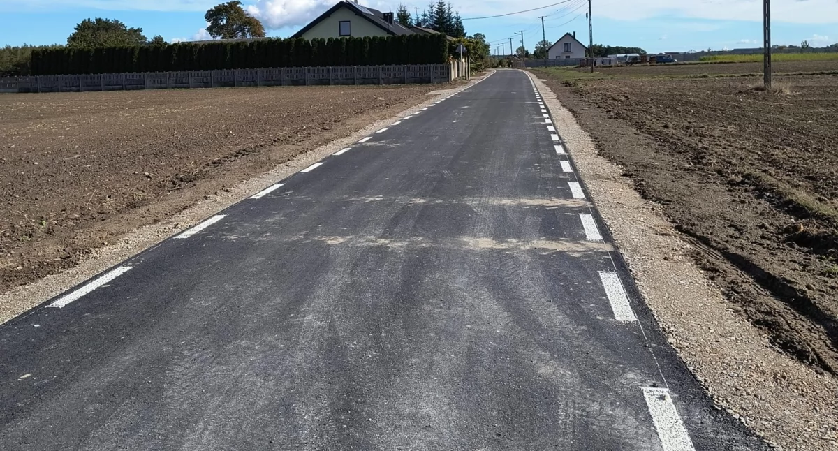 Na zdjęciu zmodernizowany odcinek drogi w Bogumiłowicach (gm. Sulmierzyce) / fot.: archiwum Urzędu Gminy Sulmierzyce