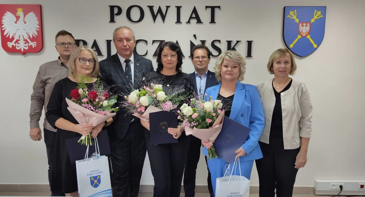 Zdjęcie z wręczenia nagród starosty pajęczańskiego dla zasłużonych nauczycieli/fot.: Powiat Pajęczański