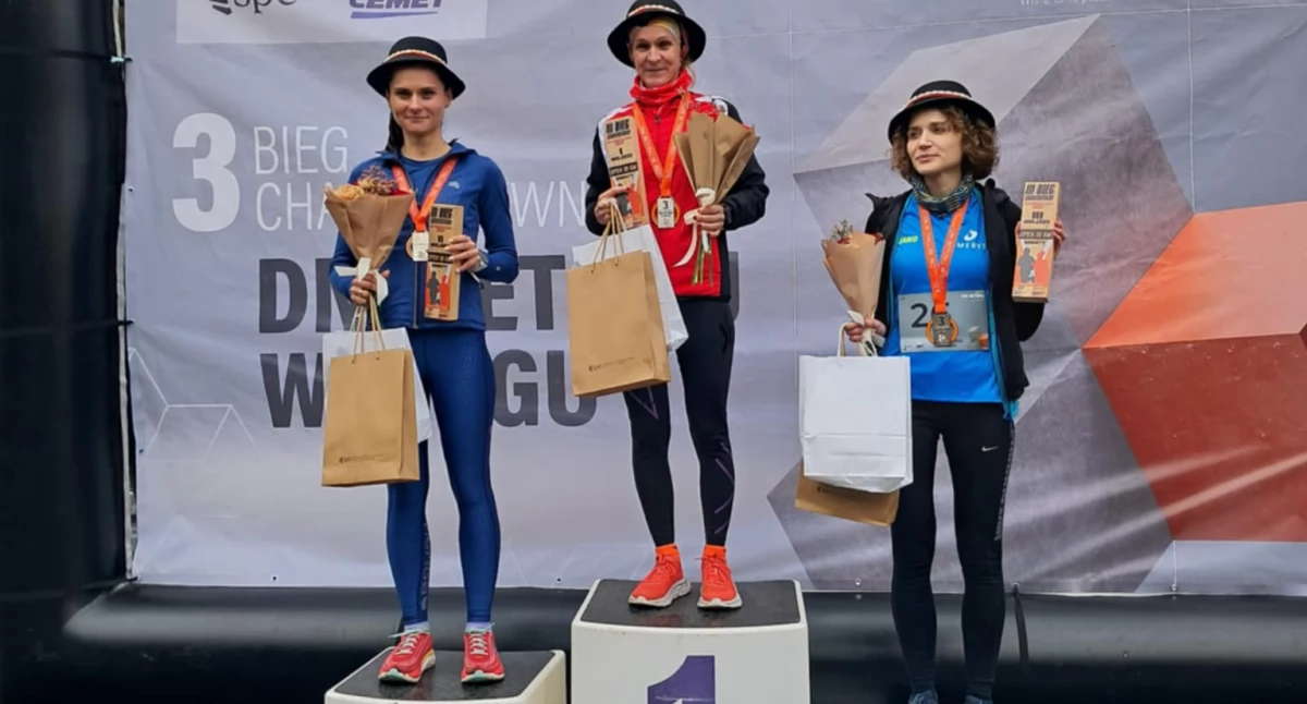 Na zdjęciu (po lewej) Aneta Dymek, która zajęła drugie miejsce w III edycji Biegu Charytatywnego Dni Betonu / Fot. Facebook / Cementownia Warta