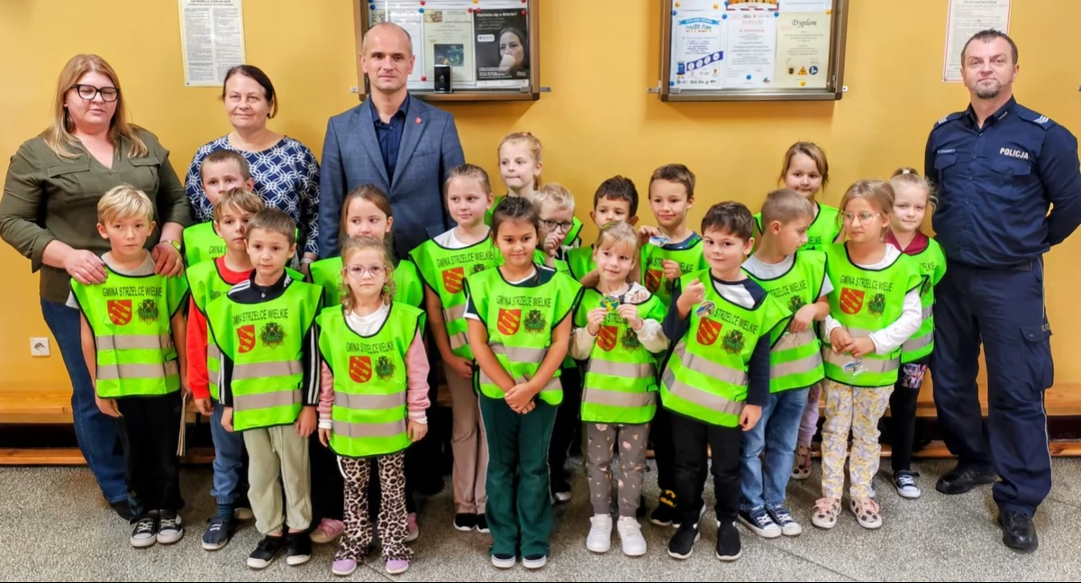 Na zdjęciu fragment środowego przekazania elementów odblaskowych / Fot. KPP Pajęczno 