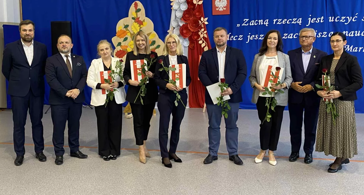 Zdjęcie z wręczenia nagród starosty wieluńskiego podczas Powiatowego Dnia Edukacji Narodowej/fot.: Iwona Domagała