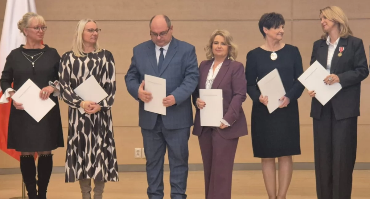 Zdjęcie z uroczystej gali wręczenia nagród podczas wojewódzkich obchodów Dnia Edukacji Narodowej w Łodzi / fot.: archiwum Szkoły Podstawowej im. Powstańców Styczniowych w Osjakowie