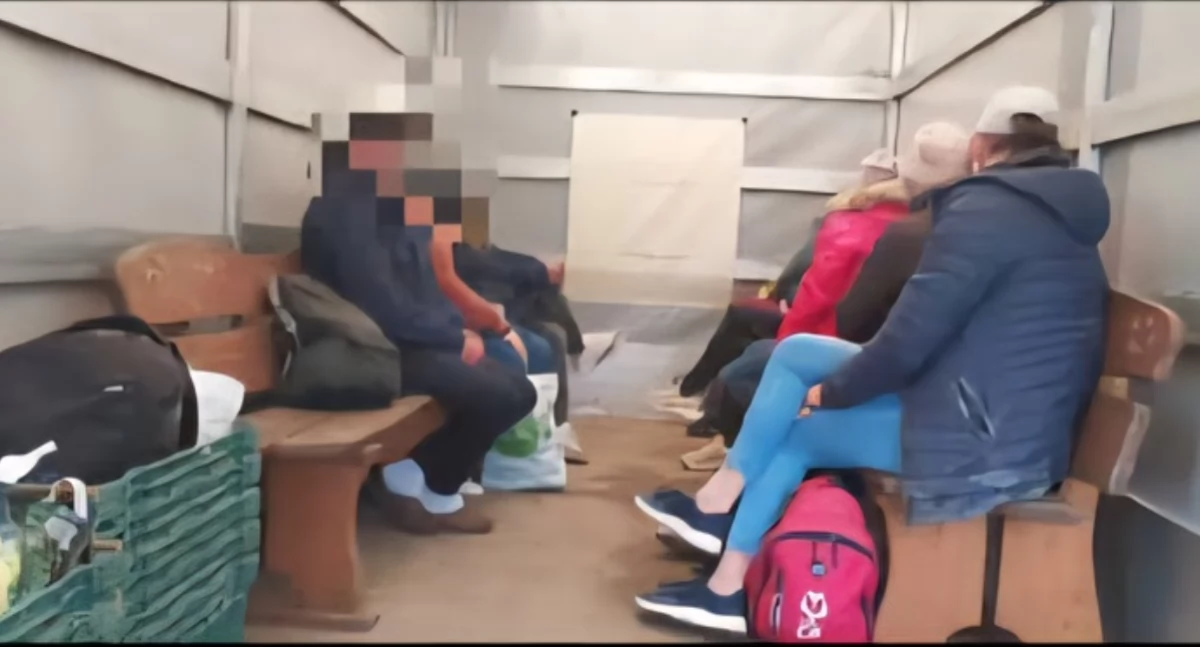 Na zdjęciu pasażerowie, którzy siedzieli 