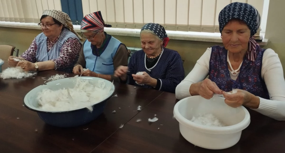 Zdjęcie z imprezy w Trębaczewie – pierzajki w ramach projektu „Jesienne spotkania z folklorem” / fot.: Joanna Major