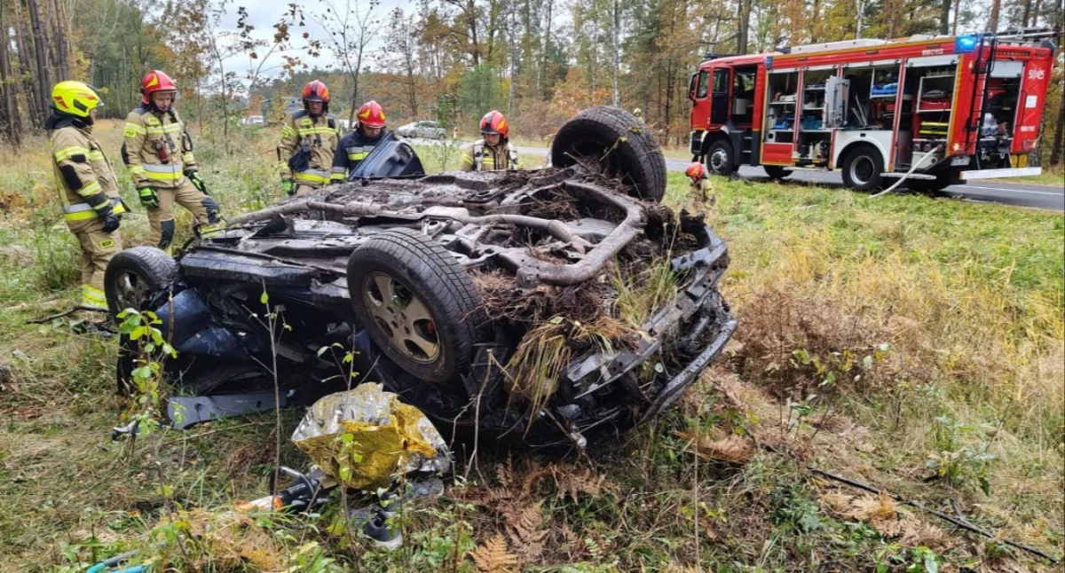 Na zdjęciu pojazd, który wypadł z drogi i dachował / Fot. KP PSP Radomsko 
