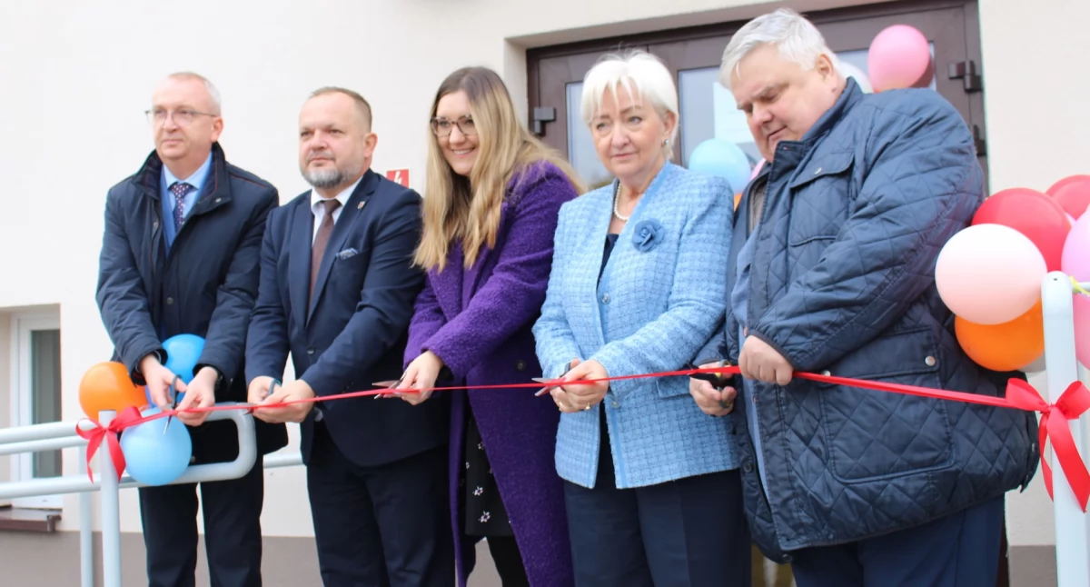 Zdjęcie z momentu przecięcia wstęgi podczas uroczystego otwarcia Gminnego Żłobka ,,Tuptusie/fot.: Powiat Wieluński