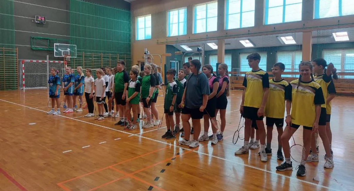 Na zdjęciu uczestnicy mistrzostw powiatu wieluńskiego w badmintonie, które rozgrywane były w Szkole Podstawowej im. Powstańców Styczniowych w Osjakowie/fot. SZS w Wieluniu 