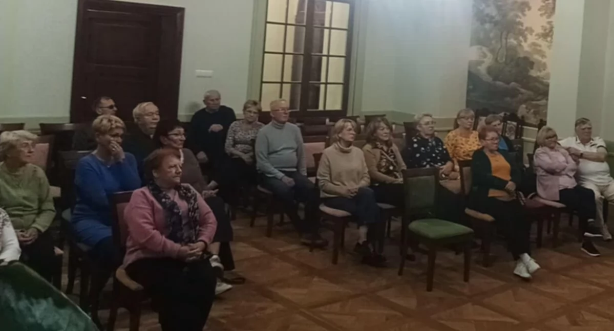 Zdjęcie ze spotkania seniorów ze strażakami z Działoszyna w Pałacu Męcińskich/fot.: Krzysztof Bularz