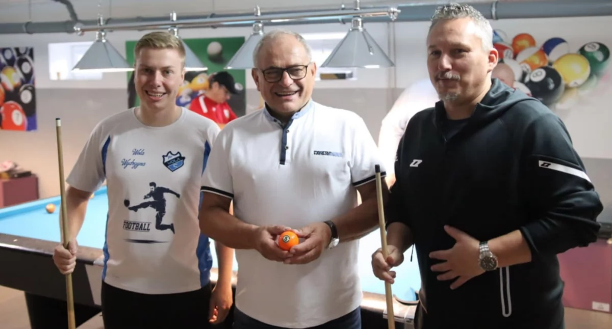 Na zdjęciu od lewej Jakub Wejman Radny Rady Powiatu Pajęczańskiego, Marek Mazur – przewodniczący Wojewódzkiego Zrzeszenia LZS w Łodzi oraz Michał Kostarczyk inspektor ds. pozyskiwania funduszy unijnych i krajowych w Urzędzie Gminy Kiełczygłów/fot. archiwum prywatne Jakub Wejman 