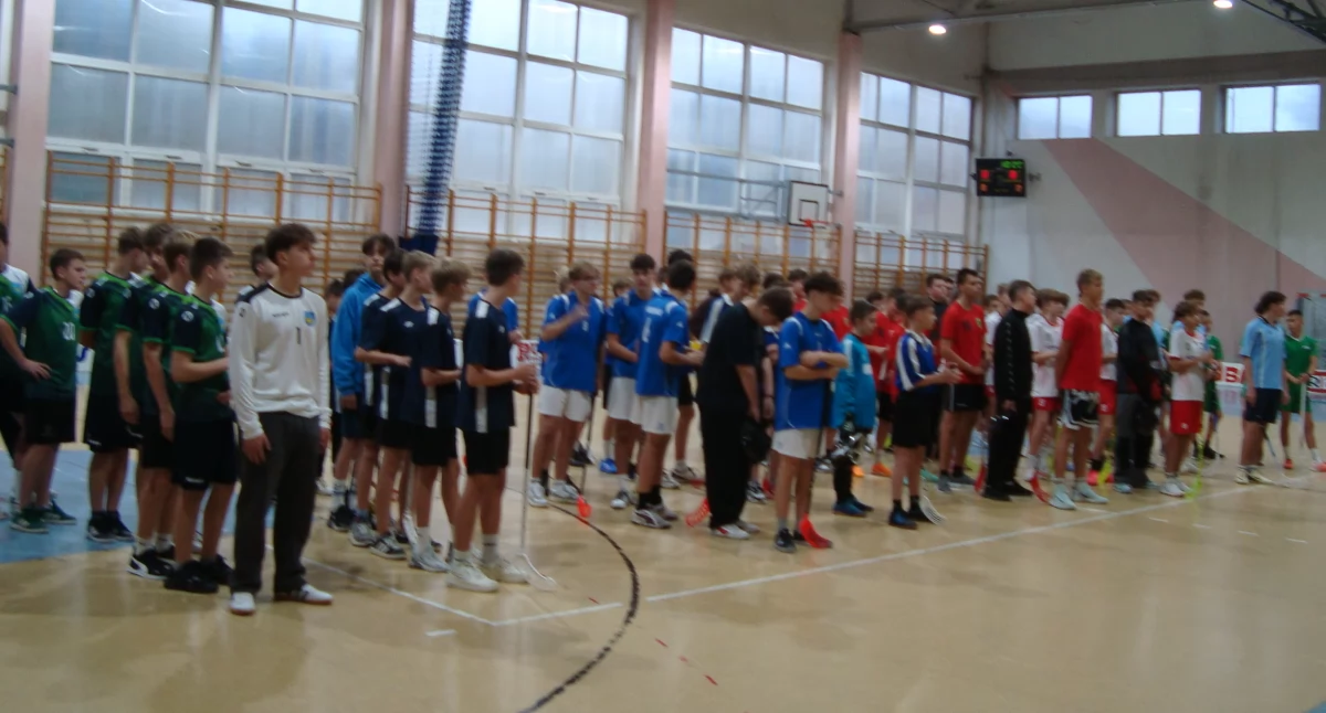 Na zdjęciu uczestnicy Mistrzostw Powiatu Wieluńskiego w ramach Igrzysk Młodzieży Szkolnej, które rozgrywane były w hali sportowej Publicznej Szkoły Podstawowej w Białej/fot. SZS w Wieluniu 