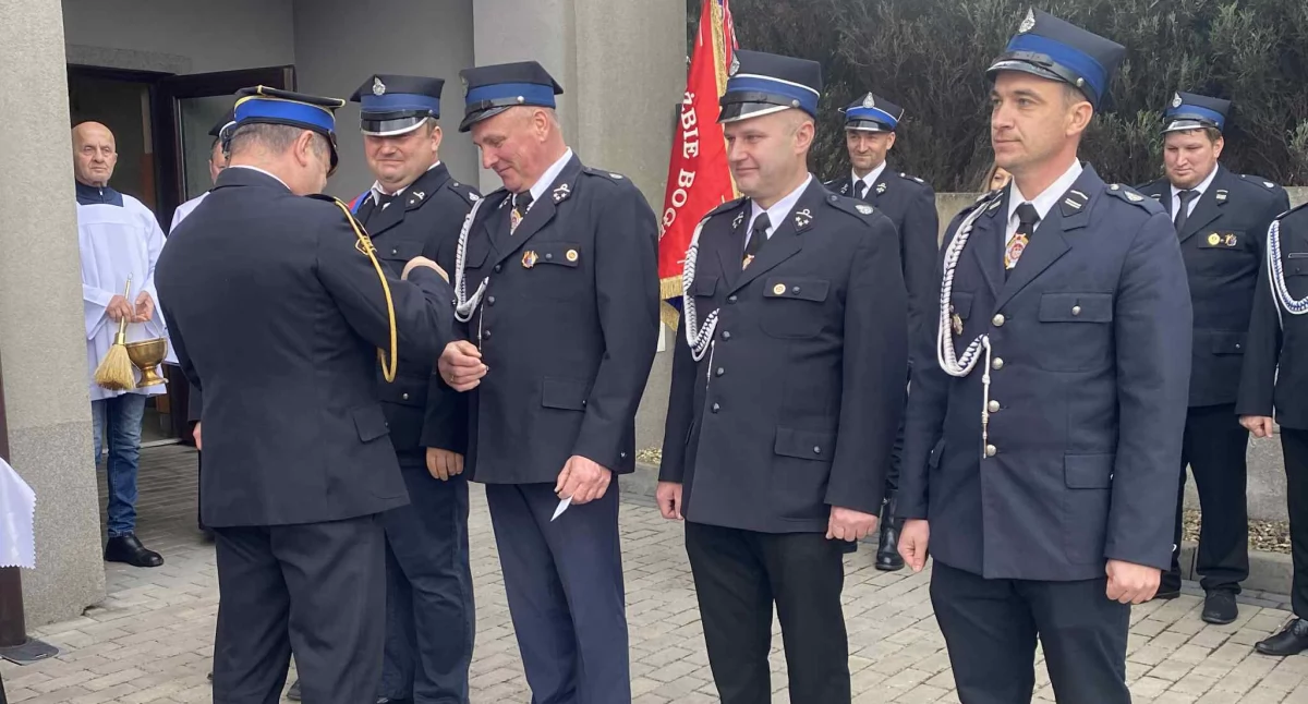 Zdjęcie z momentu wręczenia odznaczeń dla druhów z OSP w Trębaczewie/fot.: Iwona Domagała