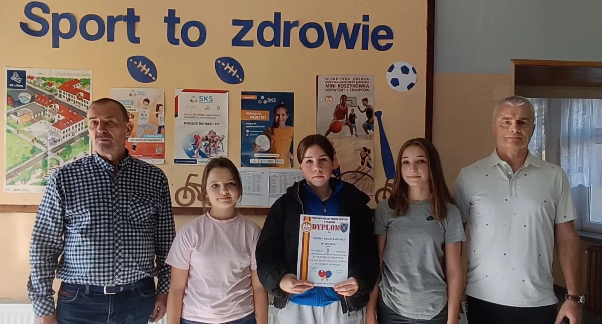 Na zdjęciu reprezentujące Szkołę Podstawową w Wiewcu tenisistki stołowe/fot. Facebook Powiat Pajęczański 