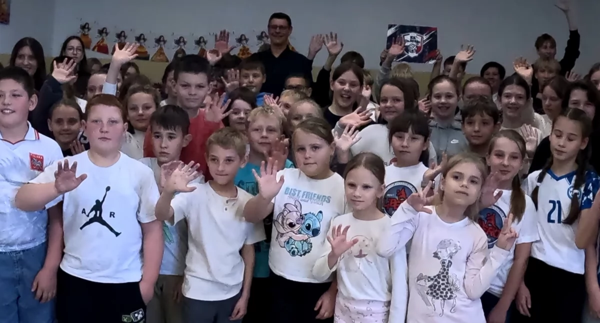 Na zdjęciu uczniowie klas I–VIII Szkoły Podstawowej nr 2 im. Polskich Noblistów na spotkaniu z Andrzejem Stelmachem, byłym reprezentantem Polski w siatkówce mężczyzn oraz aktualnym trenerem miejscowego Klubu Sportowego Pajęczno/fot. Łukasz Płuciennik (wszystkie)