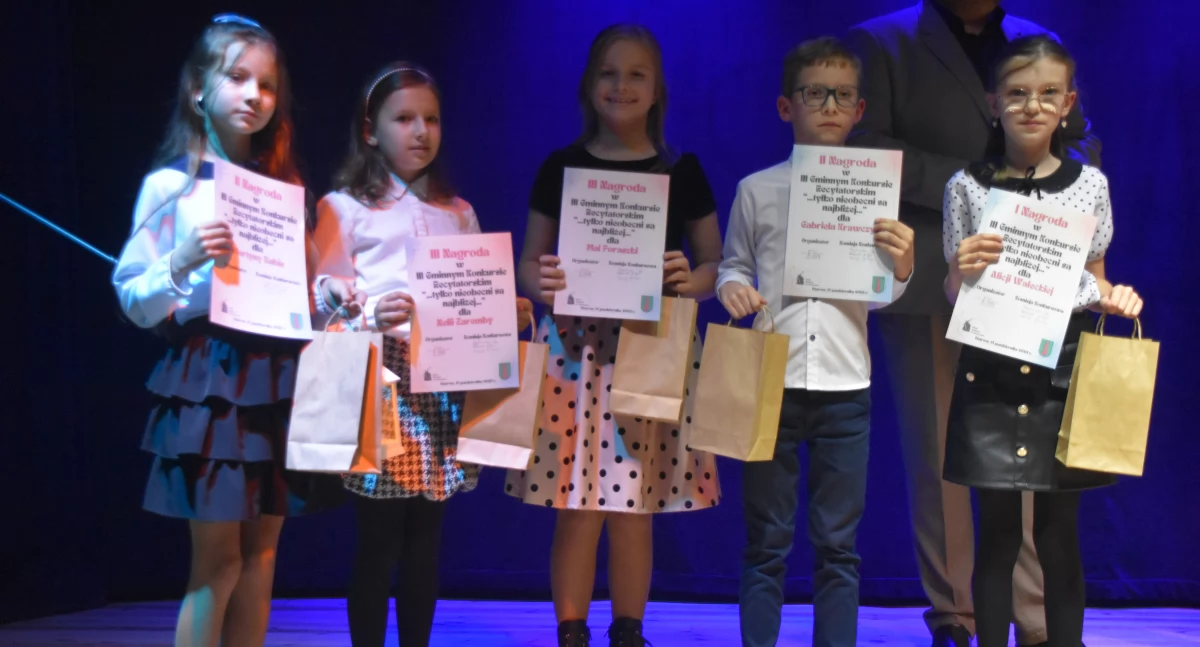 Zdjęcie z Gali Laureatów III Gminnego Konkursu Recytatorskiego w Ożarowie/fot.: Iwona Domagała