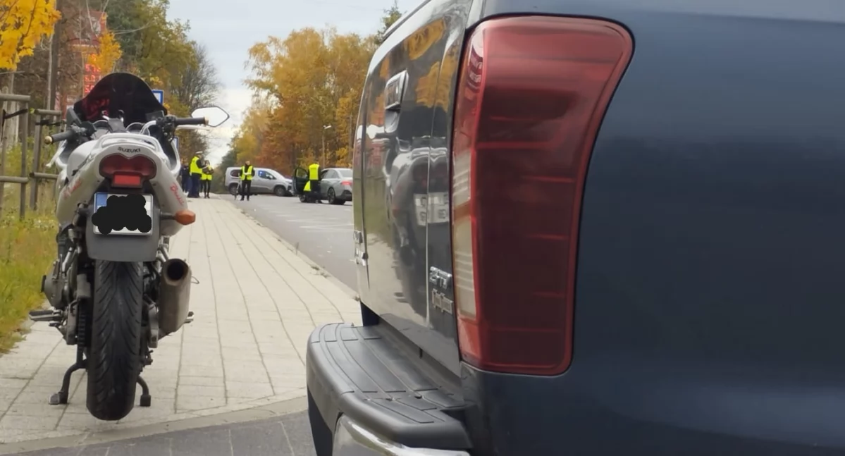 Na zdjęciu wypadek samochodu osobowego i motocykla w Pajęcznie / fot.: Joanna Major