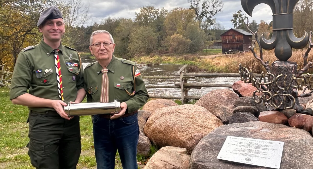 Na zdjęciu dyrektor „Nadwarciańskiego Grodu” w Załęczu Wielkim hm. Przemysław Serweta oraz pierwszy komendant Chorągwi Sieradzkiej hm. Jerzy Kowalski/ fot.: Ośrodek ZHP ,,Nadwarciański Gród