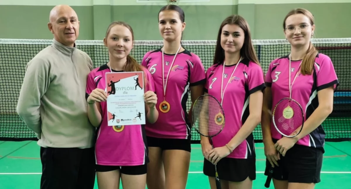 Na zdjęciu zwyciężczynie w kategorii dziewcząt: Zespół Szkół nr 1 w Wieluniu wraz z trenerem i nauczycielem Markiem Stasiakiem/fot. SZS w Wieluniu 