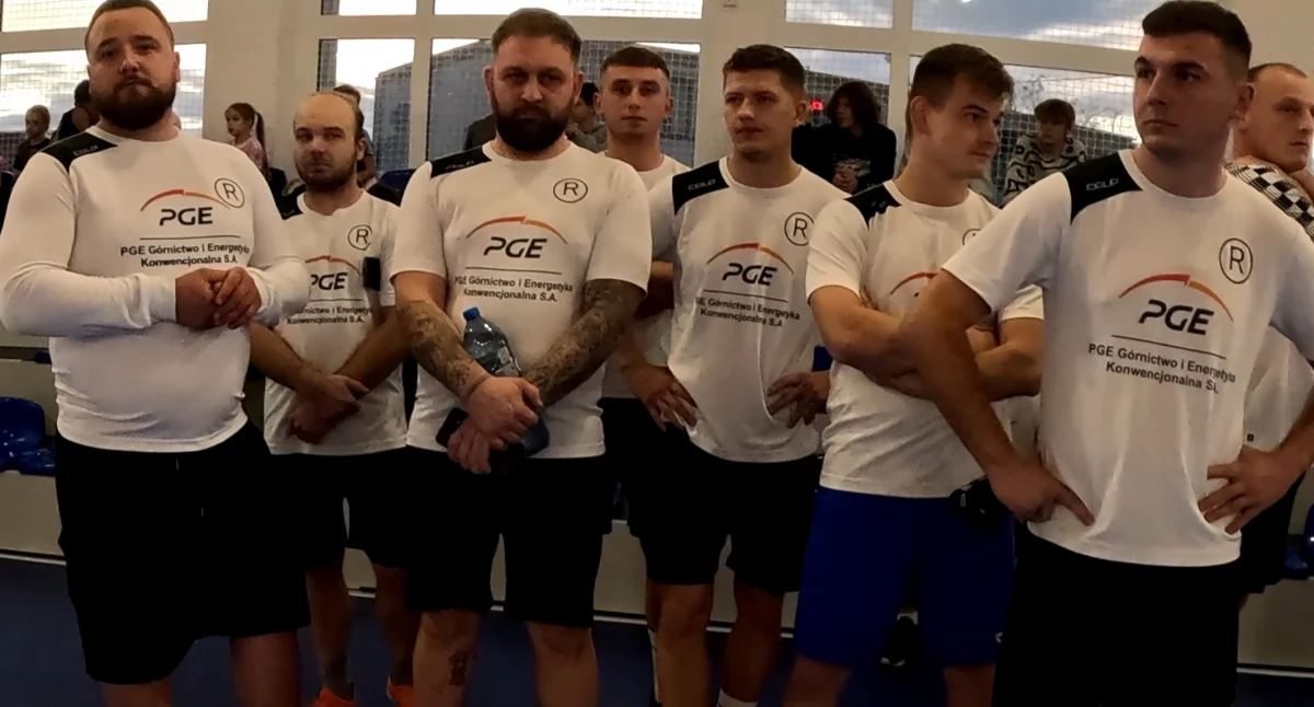 Na zdjęciu drużyna KS Radoszewice, która brała udział w Charytatywnym Turnieju Siatkówki w Siemkowicach/fot. Łukasz Płuciennik 
