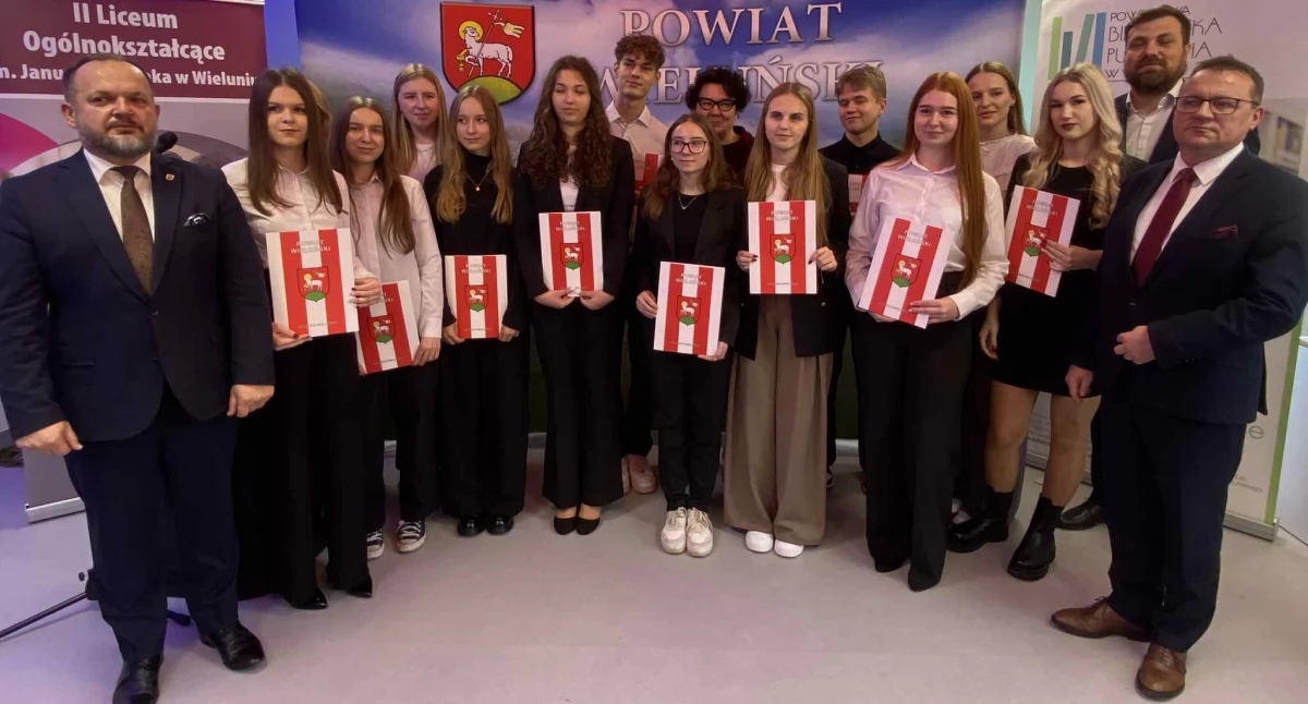 Zdjęcie z wręczenia Stypendiów Powiatu Wieluńskiego/fot.: Iwona Domagała