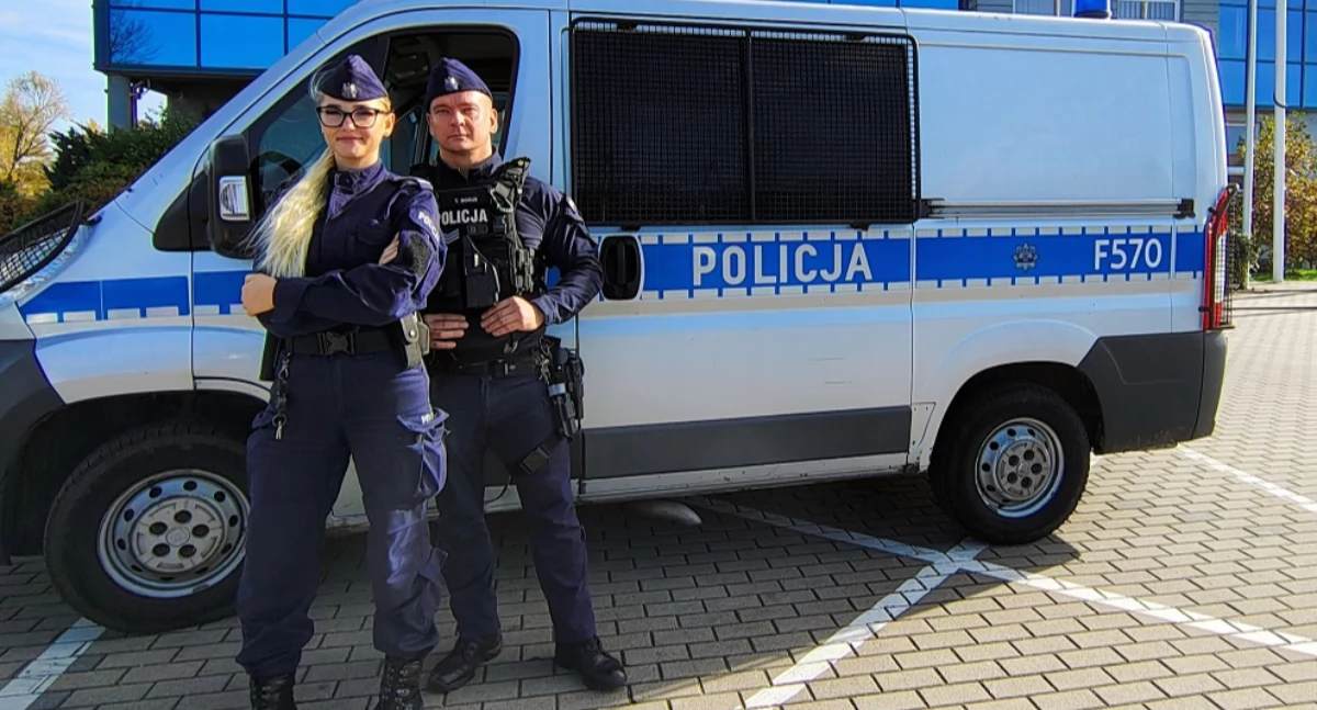 Na zdjęciu policjanci, którzy uratowali życie 31-letniego mężczyzny / Fot. KPP Zduńska Wola