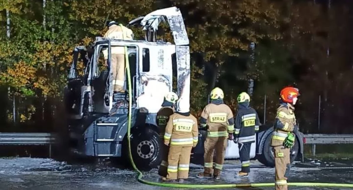 Na zdjęciu ciężarówka, w której wybuchł pożar / Fot. KP PSP Radomsko
