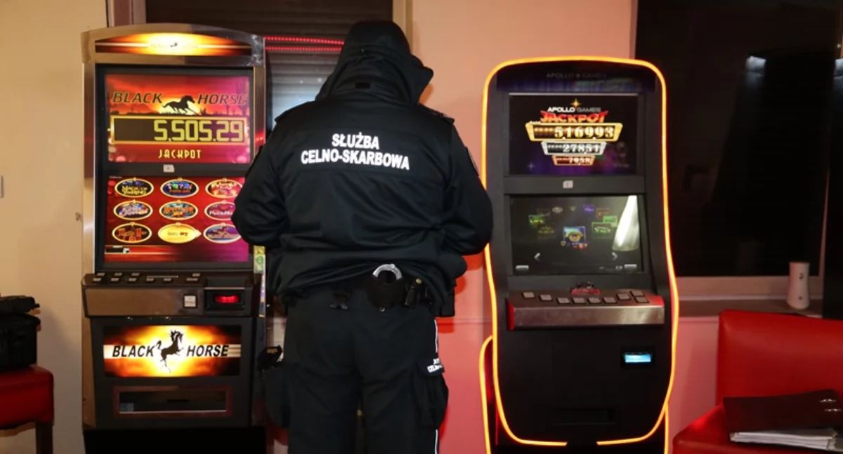 Na zdjęciu nielegalne automaty do gier, zarekwirowane przez funkcjonariuszy KAS / Fot. KAS Łódź