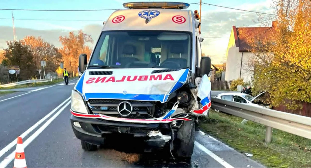 Na zdjęciu karetka BOMED po wypadku w Kamionce. Czy mogła jechać na sygnałach uprzywilejowania? / fot.: OSP Kamionka
