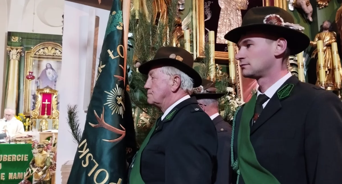 Zdjęcie z uroczystej mszy świętej hubertowskiej i jubileuszu 80-lecia Koła Łowieckiego Daniel nr 9 w Wieluniu / fot.: Joanna Major
