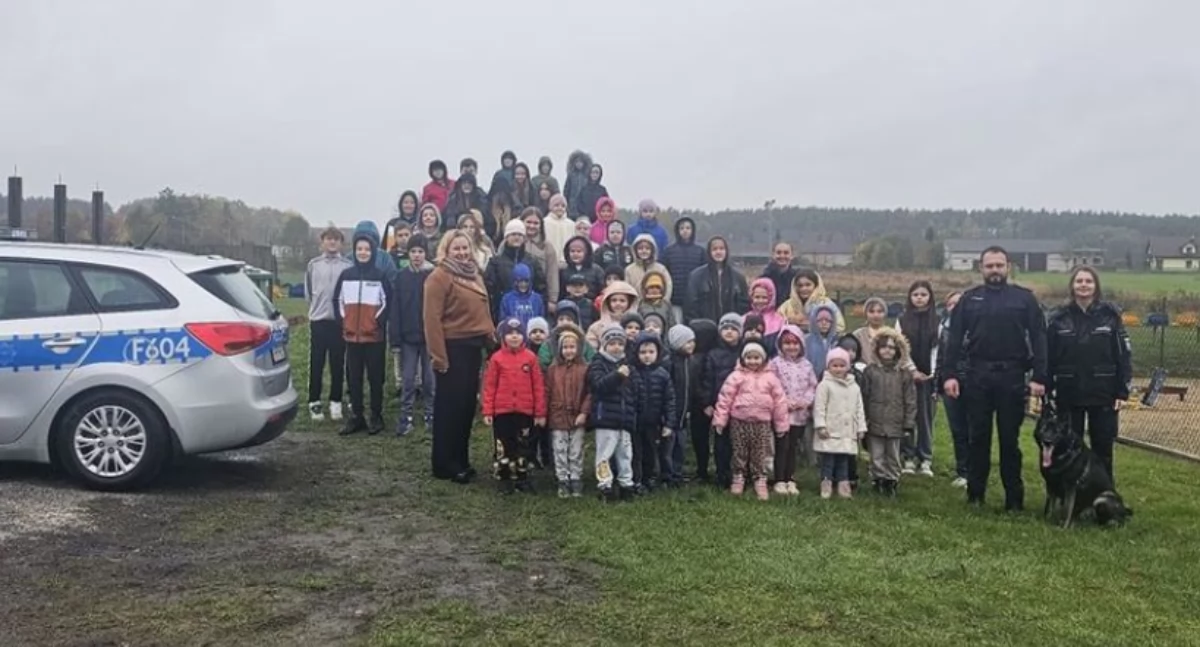 Na zdjęciu fragment z wizyty policjantów oraz psa Luppo w szkole w Stolcu / Fot. KPP Sieradz 