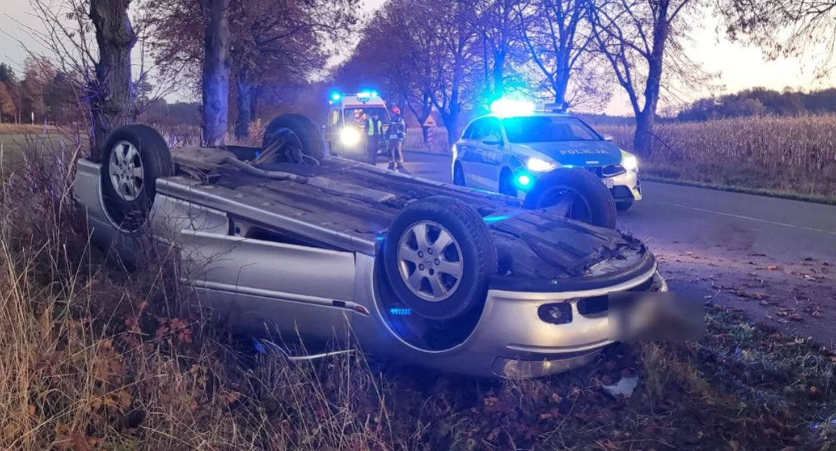 Na zdjęciu opel, którego kierowca zjechał z drogi i dachował / Fot. KPP Wieruszów