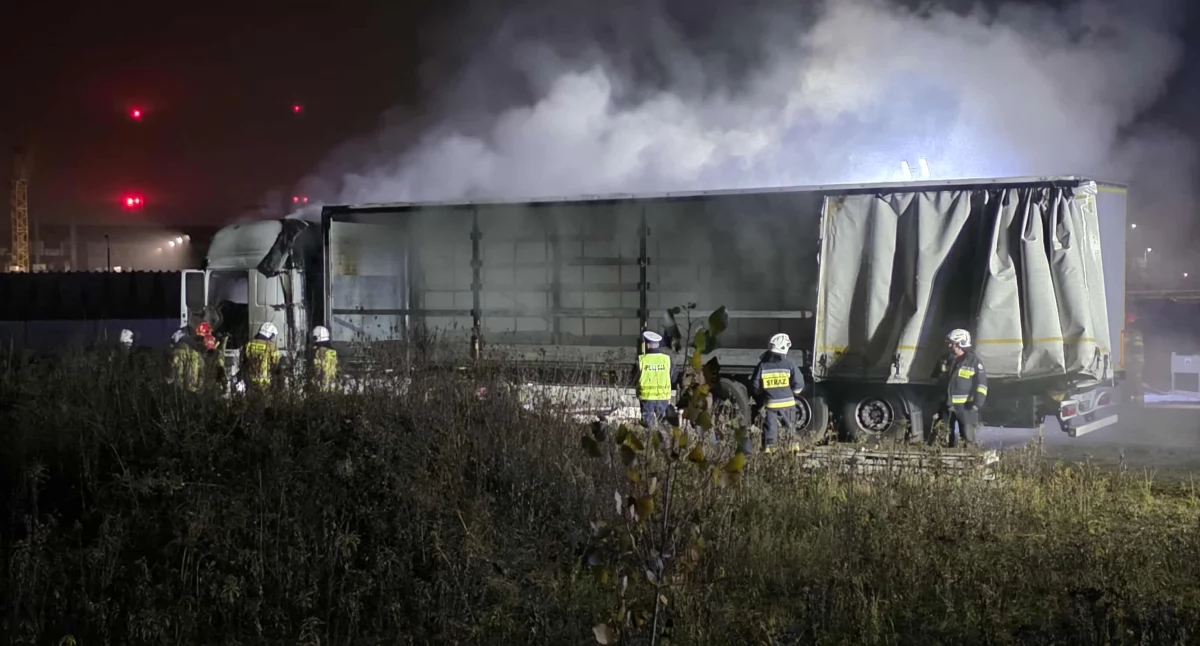 Zdjęcie z miejsca pożaru ciężarówki w Wieluniu / fot.: Sławomir Rajch 