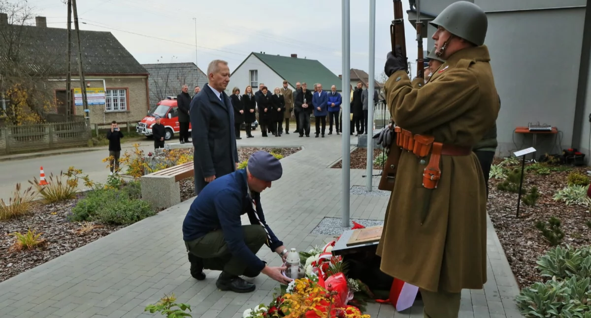Zdjęcie z uroczystości odsłonięcia tablicy pamiątkowej w Pątnowie ku czci bohaterów wojny polsko-bolszewickiej / fot.: Grzegorz Krzak