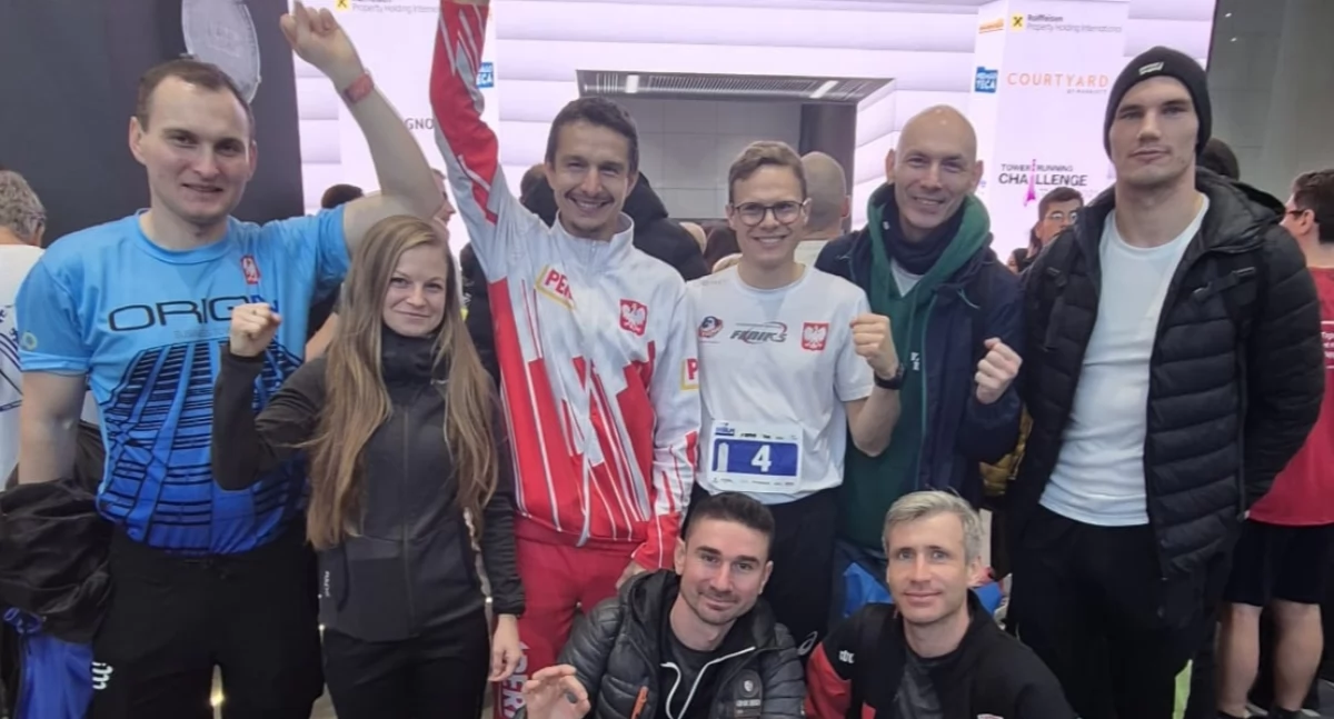 Na zdjęciu cała biało - czerwona ekipa startująca w towerruningowych zawodach w stolicy Rumunii - Bukareszcie/fot. archiwum prywatne Marka Martyniaka 