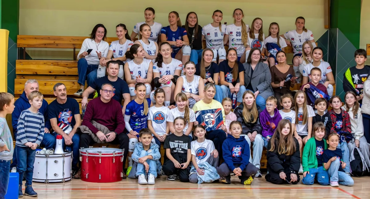 Na zdjęciu siatkarki Klubu Sportowego Pajęczno wraz z kibicami po wygranym meczu z MKSem Chełmiec Wodociągi Wałbrzych/fot. Marcin Haberko, Klub Sportowy Pajęczno (wszystkie)