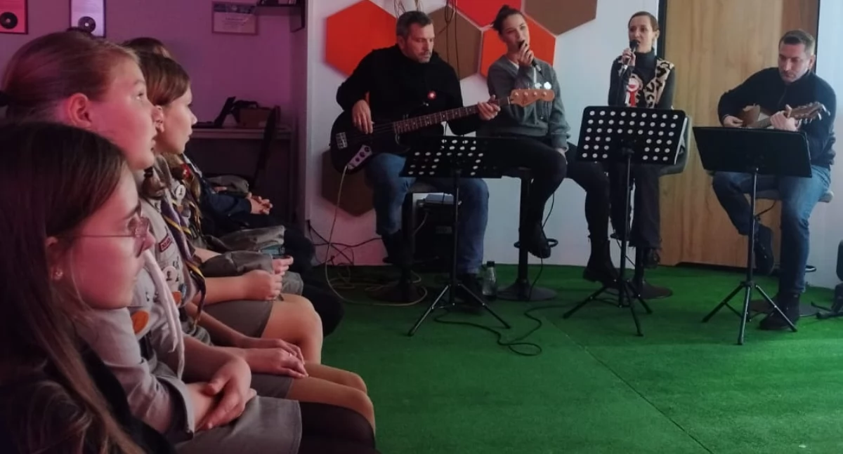 Zdjęcie z wieczornego Ogniska Patriotyzmu w Pajęcznie, kończącego obchody Święta Niepodległości 2025 / fot.: Joanna Major
