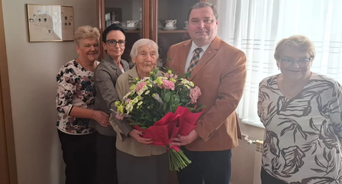 Na zdjęciu po środku jubilatka Genowefa Górnik z Działoszyna/fot.: Urząd Miasta i Gminy Działoszyn
