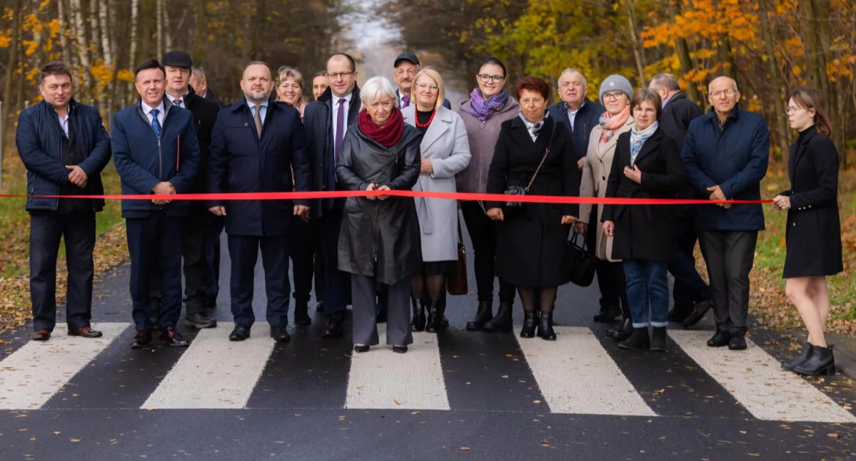 Zdjęcie z oficjalnego oddania do użytku dwóch dróg po modernizacji w gminie Biała / fot.: archiwum UG Biała