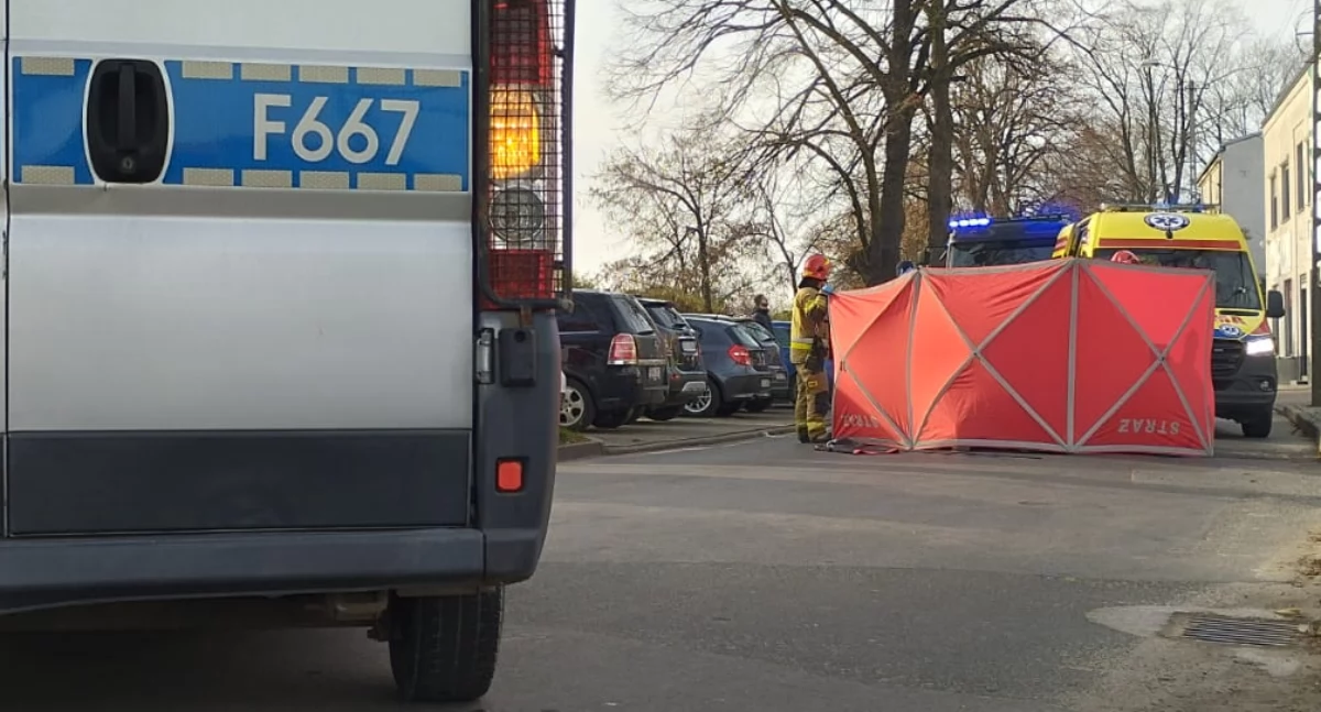 Starszy mężczyzna nagle umiera jadąc na rowerze w Wieluniu. Zdjęcie z akcji służb / fot.: Joanna Major