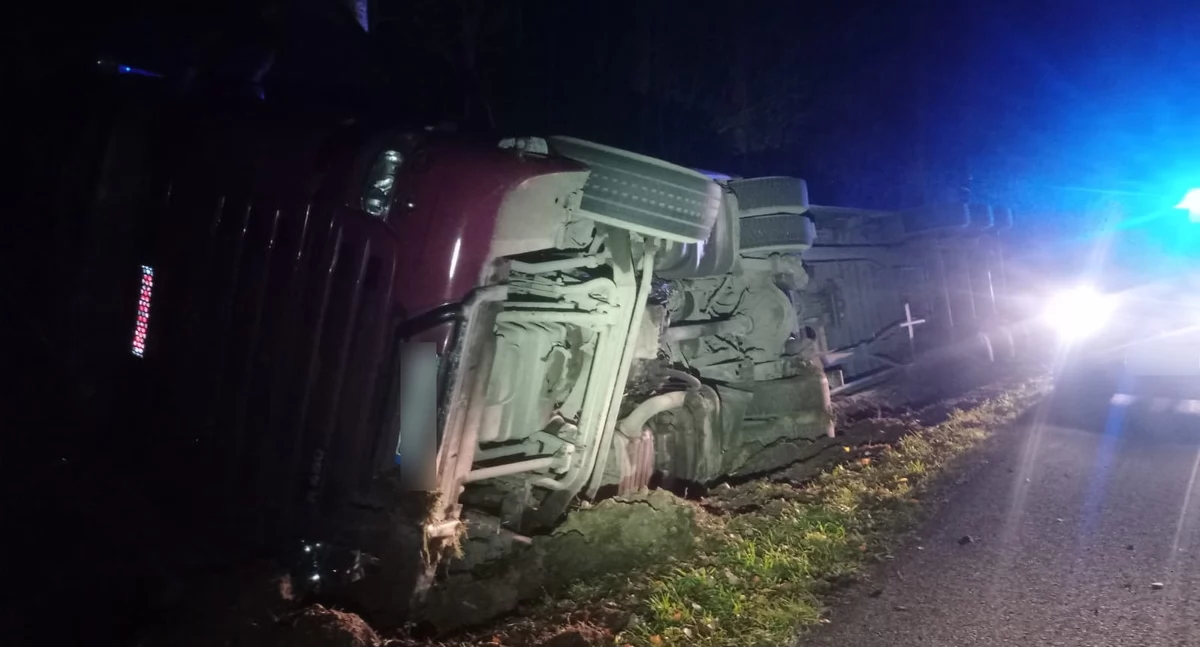 Na zdjęciu ciężarówka, która wjechała do rowu / Fot. KPP Wieruszów