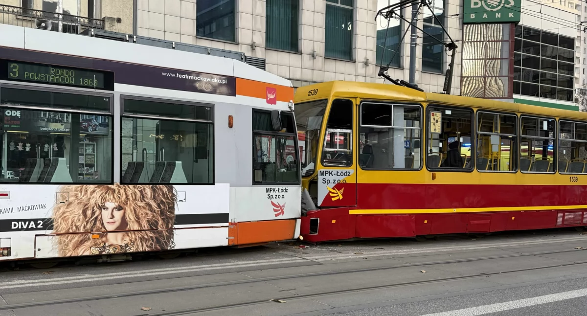 Na zdjęciu dwa tramwaje, które zderzyły się na ul. Piotrkowskiej w Łodzi / Fot. Facebook / LDZ Zmotoryzowani Łodzianie