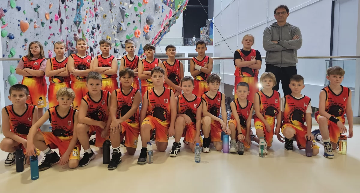 Na zdjęciu drużyny WKS Bomed Wieluń w kategoriach wiekowych U9 oraz U10 i U11 wraz z trenerem Grzegorzem Żabickim/fot. WKS Wieluń Sekcje Młodzieżowe 