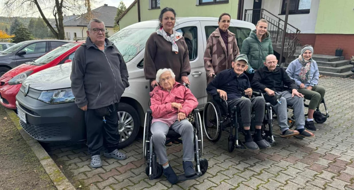 Mieszkańcy Domu Pomocy Społecznej w Bobrownikach wraz z dyrektorką Edytą Wolak / fot.: Sławomir Rajch
