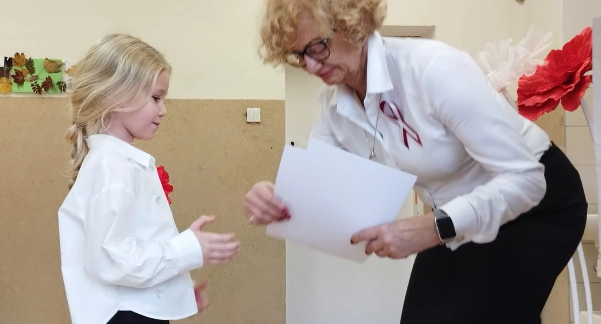II Konkurs Recytatorski Poezji Patriotycznej „Dla Niepodległej” w Szkole Podstawowej nr 2 im. Henryka Sienkiewicza w Wieluniu. Na zdjęciu dyrektor Małgorzata Jachowicz - Wróblewska wręcza laureatce dyplom / fot.: Joanna Major