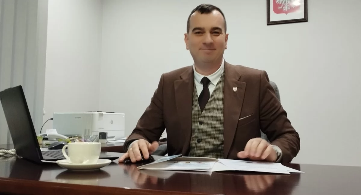 Na zdjęciu wójt gminy Siemkowice Kamil Ceglarek przedstawia plany dotyczące uruchomienia gminnego klubu dziecięcego „Bajkowa kraina” w Lipniku / fot.: Joanna Major