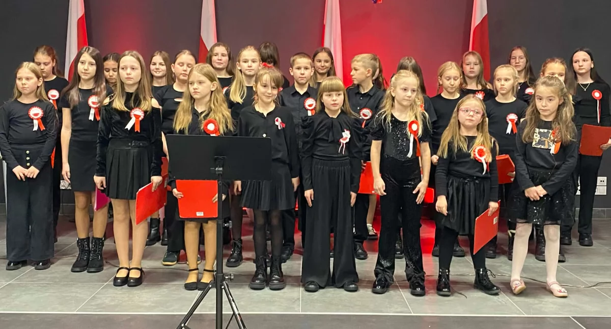 Zdjęcie z koncertu patriotycznego ,,Ojczyźnie Śpiewajmy