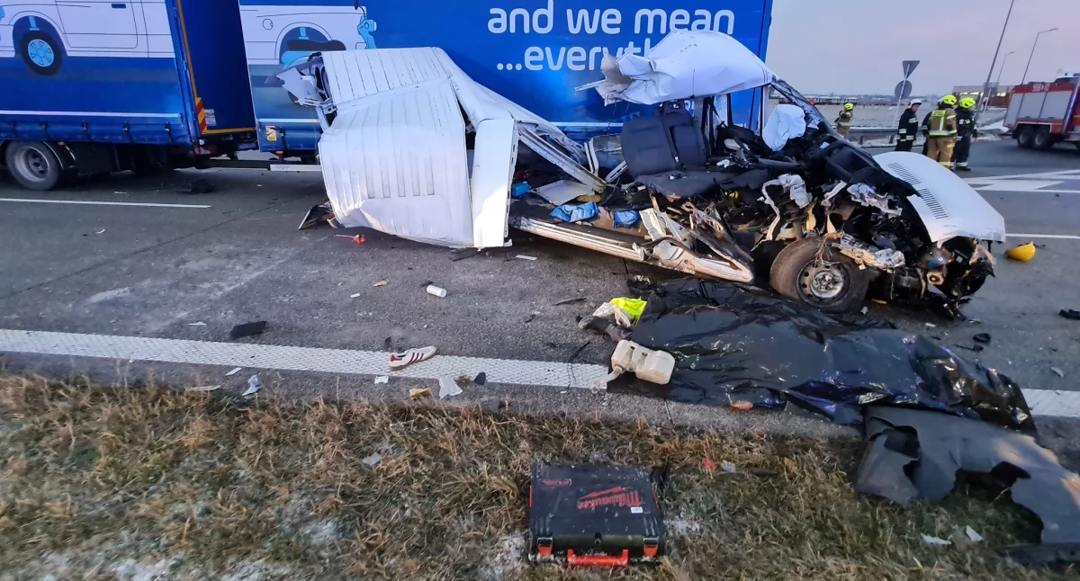 Zdjęcie z miejsca wypadku na S8 Chojny, gm. Lututów. Nie żyją cztery osoby / fot.: OSP KSRG Chojny
