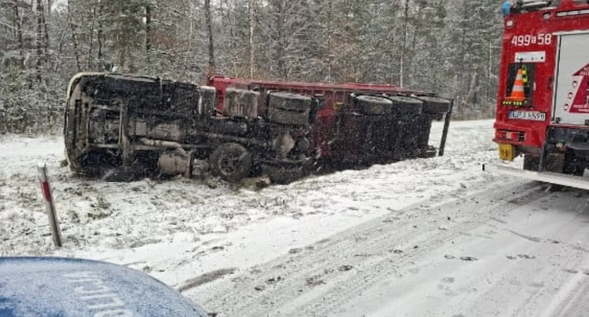 Zdjęcie z miejsca kolizji w Trębaczewie na drodze do cementowni. Ciężarówka przewróciła się i zatrzymała w rowie / fot.: kulisy.net