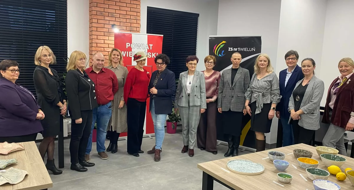 Zdjęcie z wernisażu prac ceramicznych nauczycieli Zespołu Szkół nr 1 w Wieluniu/fot.: Iwona Domagała