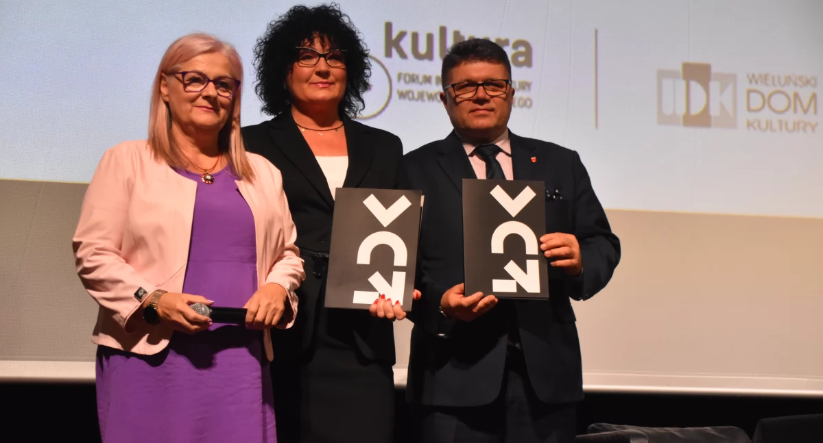 Na zdjęciu dyrektor WDK Elżbieta Kalińska, dyrektor ŁDK Monika Matusiewicz oraz burmistrz Wielunia Paweł Okrasa/fot.: Iwona Domagała