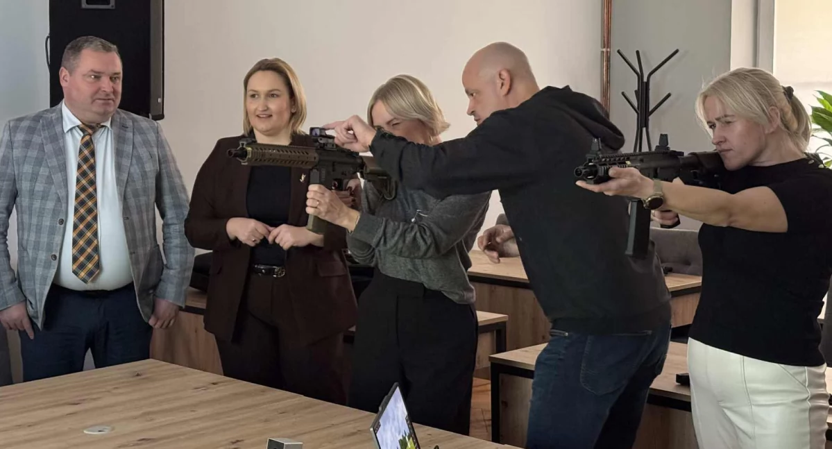 Zdjęcie z prezentacji mobilnej strzelnicy laserowej w Urzędzie Miasta i Gminy Działoszyn/fot.: Urząd Miasta i Gminy Działoszyn